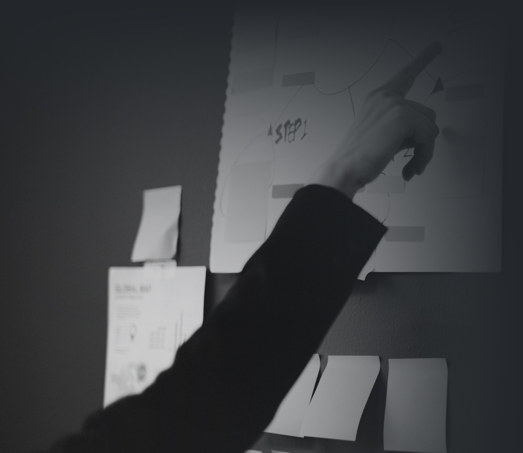 Proceso creativo: ideas y referencias en una pared de trabajo