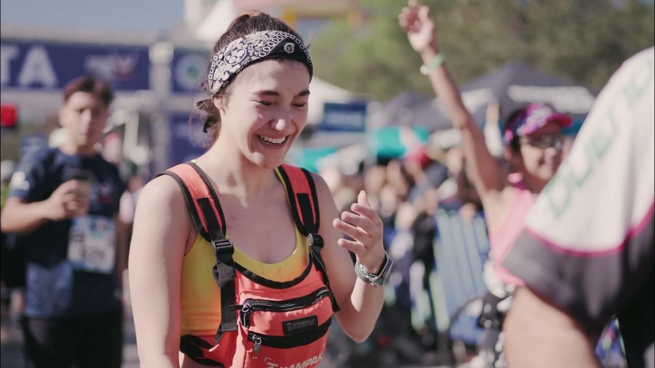 Fotograma del video oficial de 2023: una corredora al concluir la carrera